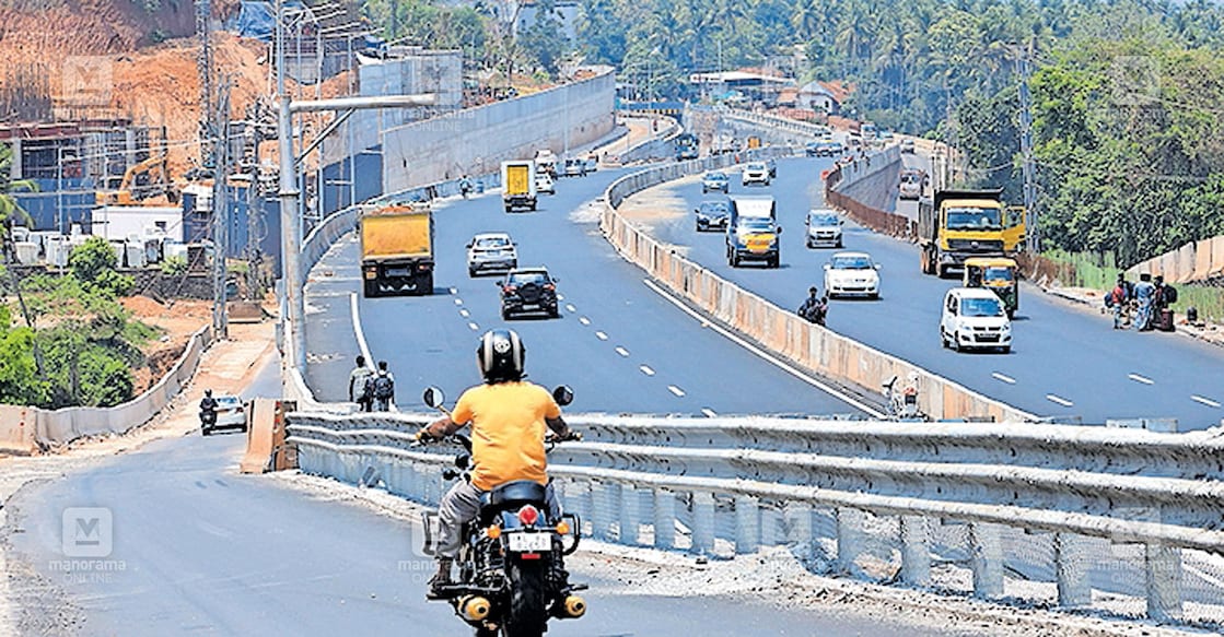 ചേലേമ്പ്ര കാക്കഞ്ചേരിയിൽ പഴയ അപകടവളവ് ഒഴിവാക്കി നിർമിച്ച പുതിയ ആറുവരിപ്പാതയിൽ വാഹന ഗതാഗതം തുടങ്ങിയപ്പോൾ.