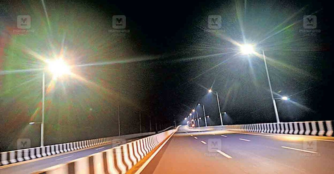 ആറുവരിപ്പാതയിൽ പൊന്നാനി ഭാഗത്ത് തെരുവുവിളക്കുകൾ തെളിയിച്ചപ്പോൾ.