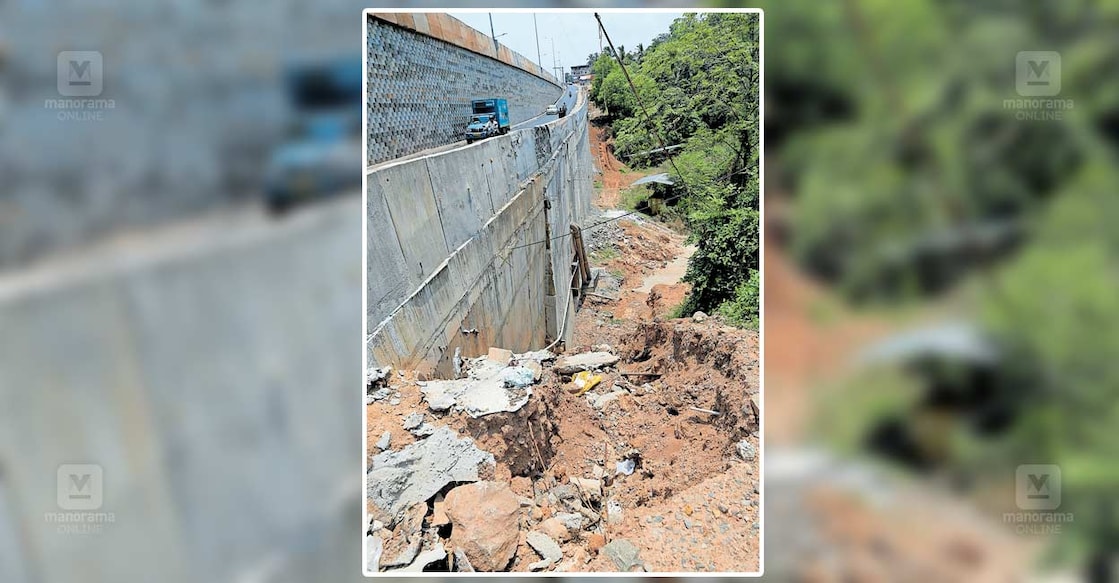 chelupadam-road ചേലേമ്പ്ര കാക്കഞ്ചേരി വളവിൽ മണ്ണിടിഞ്ഞു പള്ളിയാളി–ചേലൂപ്പാടം റോഡ് താറുമാറായ നിലയിൽ.