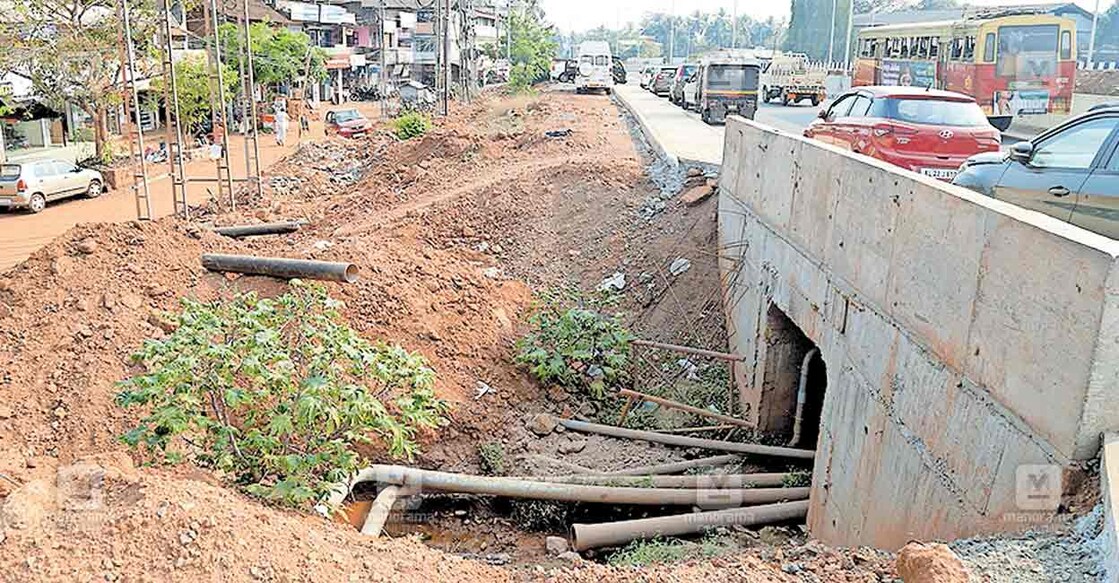 കോഹിനൂരിൽ എൻഎച്ച് നിർമാണത്തെ തുടർന്ന് ബാക്കിയായ സ്ഥലത്ത് ചെമ്മണ്ണ് തള്ളിയ നിലയിൽ. കലുങ്കിൽനിന്ന് ജലപ്രവാഹത്തിന് ഒ‍ാട നിർമിക്കാനുള്ള സ്ഥലത്തെ കുഴിയും കാണാം. 