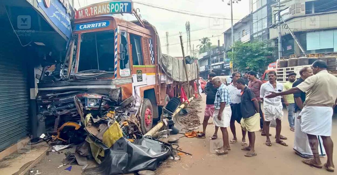 lorry-accident-pandikkad