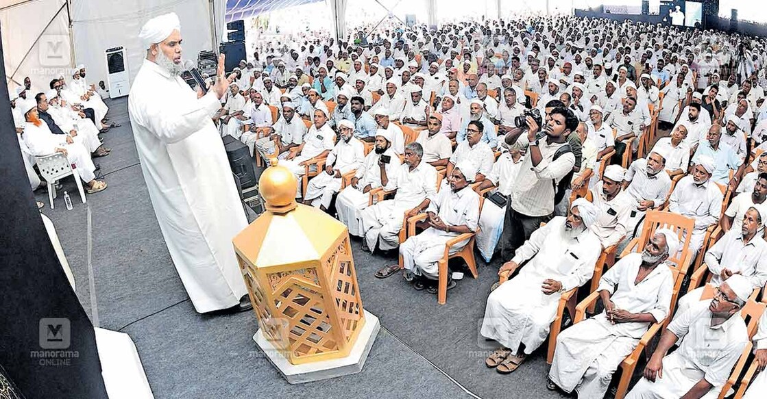 malappuram-camp മലപ്പുറം മേൽമുറി മഅദിൻ അക്കാദമിയിലെ സംസ്ഥാന ഹജ് ക്യാംപിൽ ചെയർമാൻ സയ്യിദ് ഇബ്രാഹീമുൽ ഖലീൽ അൽ ബുഖാരി ക്ലാസെടുക്കുന്നു. ചിത്രം: മനോരമ