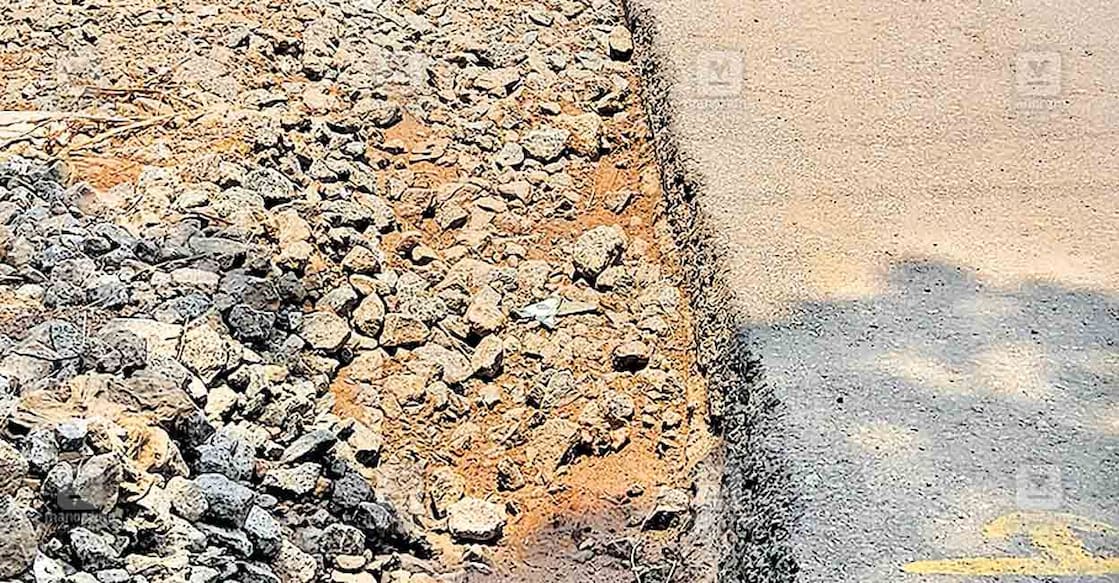 malappuram-pothole എടപ്പാൾ–തൃശൂർ റോഡിലെ കണ്ണഞ്ചിറയിൽ റോഡരികിലെ മെറ്റൽ ഇളകി കുഴികൾ രൂപപ്പെട്ട നിലയിൽ.