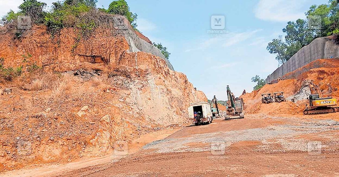 വളാഞ്ചേരി വട്ടപ്പാറ മേൽഭാഗത്ത് ബൈപാസിലേക്കു പാതയൊരുക്കുന്നതിനു കുന്നിടിച്ചു നിർമാണപ്രവർത്തനം സജീവമായപ്പോൾ.  

