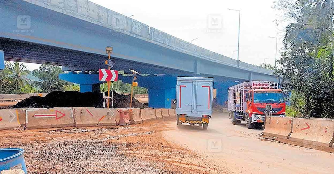 malappuram-underpass-issue വളാഞ്ചേരി വട്ടപ്പാറ മേൽഭാഗത്ത് ബൈപാസിന്റെ അടിപ്പാതയുടെ വീതിക്കുറവിൽ പ്രയാസപ്പെടുന്ന
വാഹനങ്ങൾ.