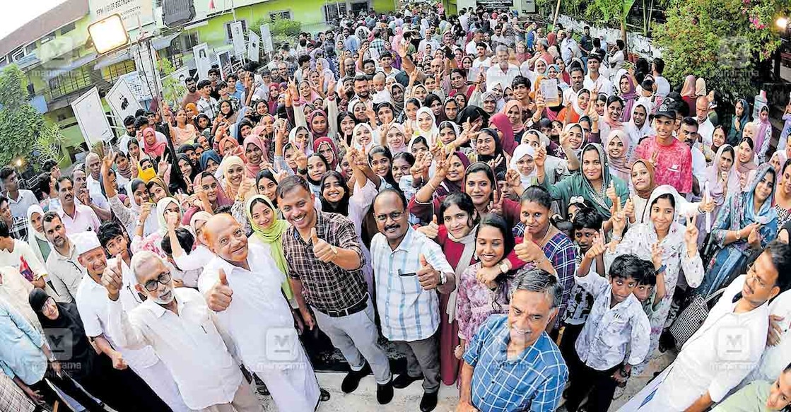 എസ്എസ്എൽസി പരീക്ഷയിൽ എല്ലാ വിഷയത്തിലും ഫുൾ എ പ്ലസ് നേടിയവരുടെ എണ്ണത്തിൽ സംസ്ഥാനത്ത് ഒന്നാമതെത്തിയ കൊട്ടുക്കര പിപിഎം എച്ച്എസ്എസ് സ്കൂളിലെ വിദ്യാർഥികളും രക്ഷിതാക്കളും മാനേജർ എം.അബൂബക്കർ ഹാജി, പ്രധാനാധ്യാപകൻ പി.അവറാൻ കുട്ടി, പ്രിൻസിപ്പൽ കെ.എം.മുഹമ്മദ് ജലീൽ എന്നിവർക്കൊപ്പം. ചിത്രം: മനോരമ