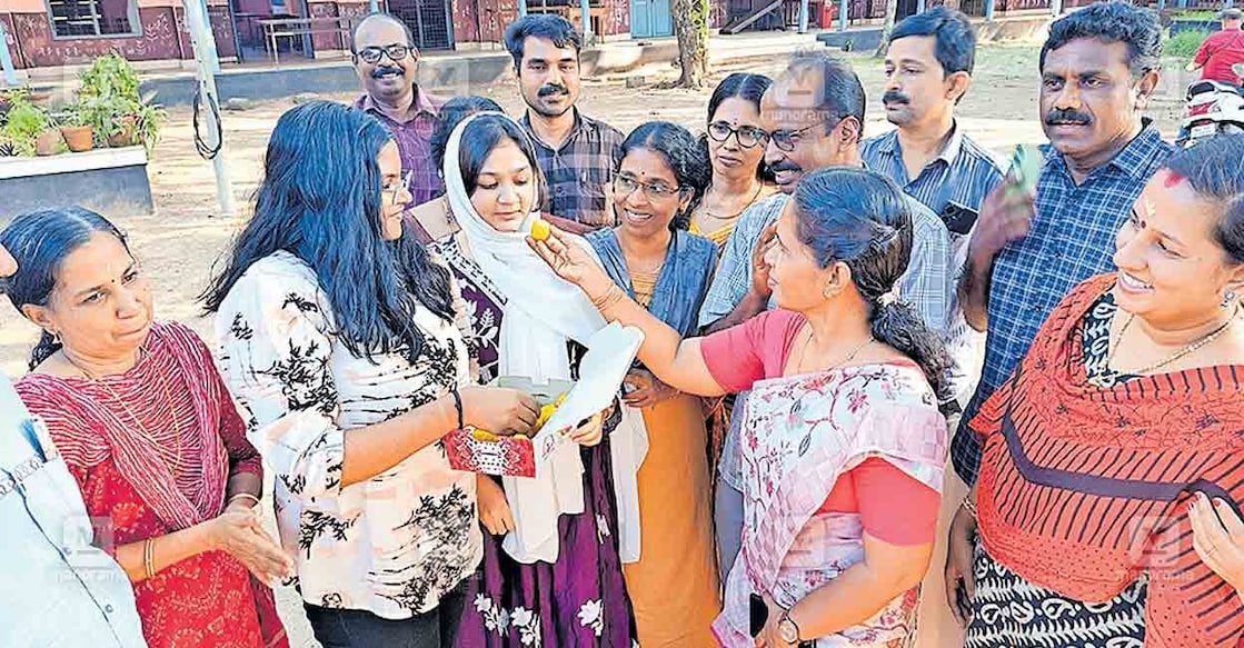 വിജയിച്ചതറിഞ്ഞു തിരൂർ ഗവ. ബോയ്സ് ഹയർസെക്കൻഡറി സ്കൂളിലെത്തിയ വിദ്യാർഥികൾക്കു പ്രധാനാധ്യാപിക കെ.പി.സുപ്രിയ മധുരം നൽകുന്നു.