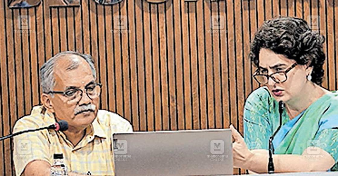 വണ്ടൂരിൽ പ്രിയങ്ക ഗാന്ധി എംപിയുടെ നേതൃത്വത്തിൽ നടന്ന സതേൺ റെയിൽവേ ഉദ്യോഗസ്ഥരുടെ 
യോഗത്തിൽ എ.പി.അനിൽകുമാർ എംഎൽഎ, ജില്ലാ പഞ്ചായത്ത് വൈസ് പ്രസിഡന്റ് ഇസ്മായിൽ 
മൂത്തേടം, റെയിൽവേ എഡിആർഎം എസ്.ജയകൃഷ്ണൻ എന്നിവർ.  

