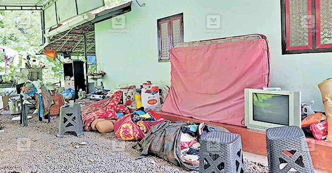house-attached-co-operative-bank ജപ്തി ചെയ്ത വീട്ടിലെ ഉപകരണങ്ങളും സാധനസാമഗ്രികളും വീടിനു പിറകുവശത്തെ ഷെഡിലേക്കു മാറ്റിയ നിലയിൽ.