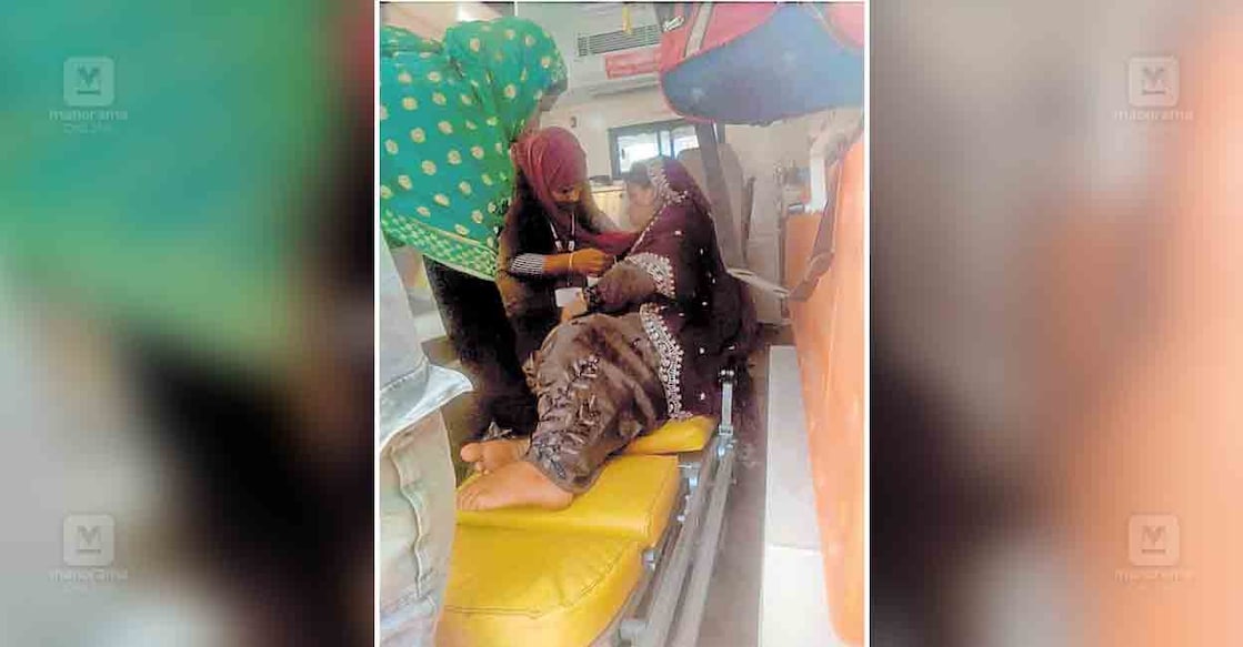 പൂക്കോട്ടുംപാടത്ത് നിന്ന് ഇമ്രാനയെ ആംബുലൻസിൽ നിലമ്പൂർ ജില്ലാ ആശുപത്രിയിലേക്ക് കൊണ്ടുപോകുന്നു.  
