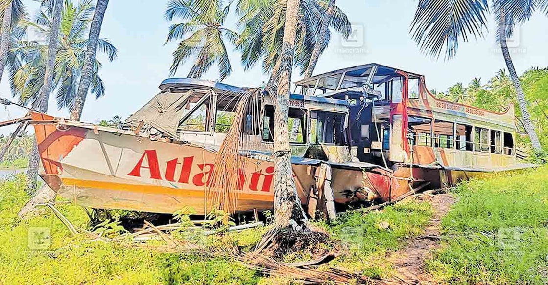thanur-boat-accident1 താനൂരിൽ 22 പേരുടെ മരണത്തിനിടയാക്കിയ അറ്റ്ലാന്റിക് ബോട്ട്. ഈ ബോട്ട് പൂരപ്പുഴയുടെ തീരത്തുള്ള എം.രാജീവന്റെ സ്ഥലത്തു കയറ്റി ഇട്ടിരിക്കുകയാണ്.