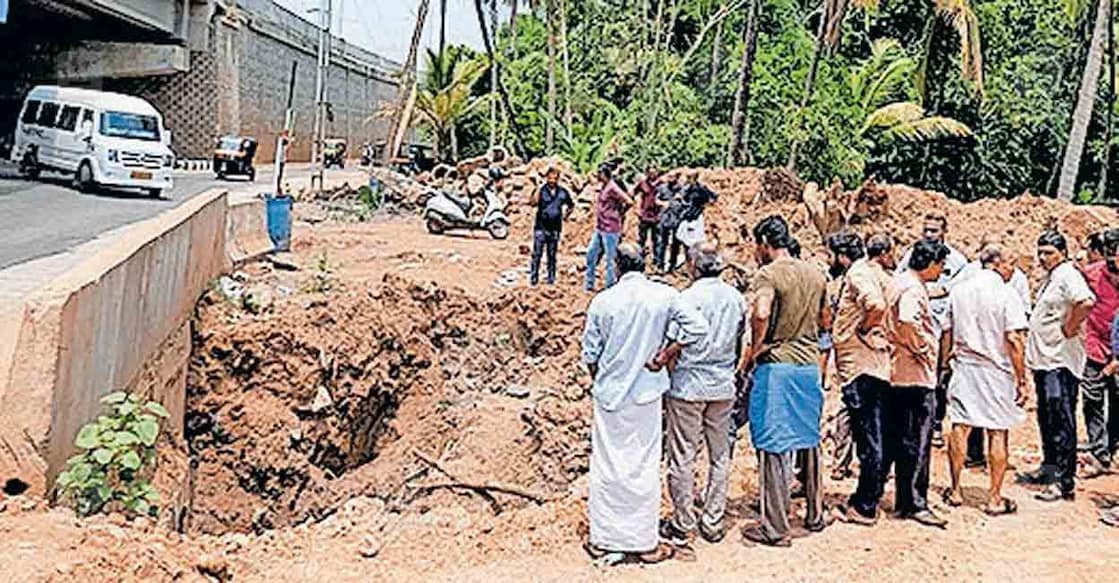 കുറ്റിപ്പുറം ഹൈവേ ജംക്ഷനിൽ ഡ്രൈനേജ് സംവിധാനം കാര്യക്ഷമമല്ലെന്ന് ചൂണ്ടിക്കാട്ടി നാട്ടൂകാർ സ്ഥലത്തെത്തിയപ്പോൾ. ഇടതുവശത്ത് പൂർത്തിയാകാതെ കിടക്കുന്ന അഴുക്കുചാലും കാണാം.