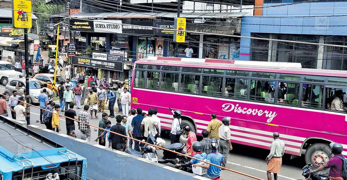 എടപ്പാൾ തൃശൂർ റോഡിൽ മേൽപാലത്തിന് മുകളിൽ സ്വകാര്യ ബസ് വഴിയാത്രക്കാരനെ ഇടിച്ചിട്ട അപകടം. പരുക്കേറ്റ ആൾ നിലത്ത് വീണുകിടക്കുന്നതു കാണാം.