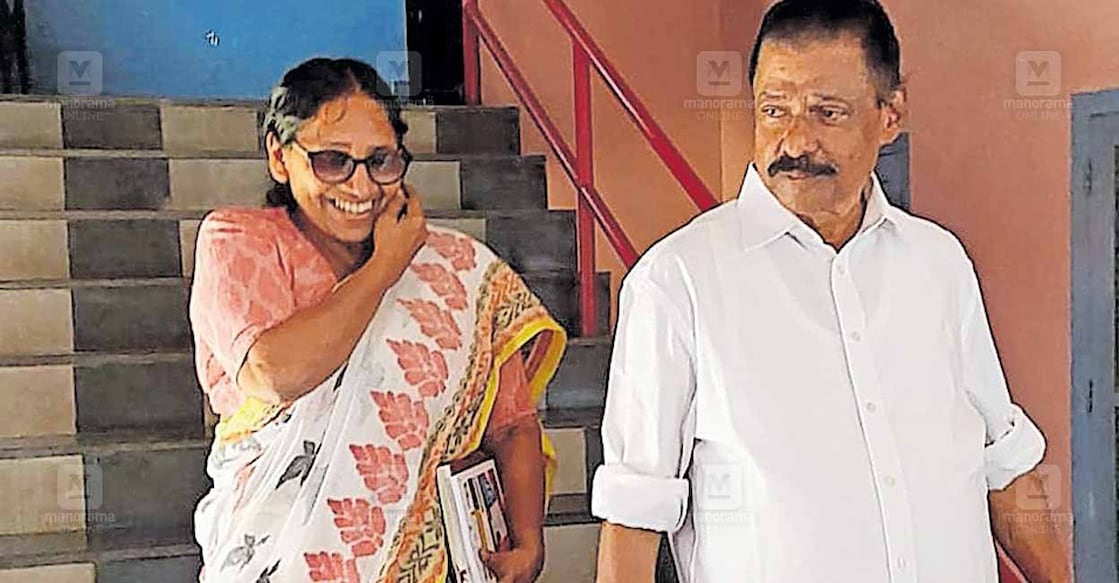 നിലമ്പൂർ ഏരിയാ കമ്മിറ്റി ഓഫിസിൽ നേതൃയോഗം കഴിഞ്ഞ് സംസ്ഥാന സെക്രട്ടറി എം.വി.ഗോവിന്ദൻ ,കെ.കെ.ലതിക എന്നിവർ പുറത്തിറങ്ങുന്നു.