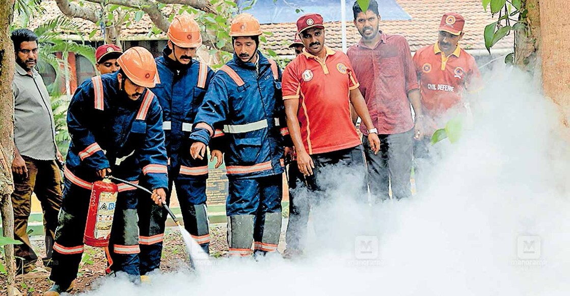 പഹൽഗാം ഭീകരാക്രമണത്തെത്തുടർന്നു ഇന്ത്യ–പാക്ക് അതിർത്തിയിലുണ്ടായ സംഘർഷത്തിന്റെ പശ്ചാത്തലത്തിൽ മലപ്പുറം സിവിൽ സ്റ്റേഷനിൽ നടന്ന മോക് ഡ്രില്ലിൽ നിന്ന് കേന്ദ്ര സർക്കാർ നിർദേശപ്രകാരം രാജ്യത്താകെ ഇന്നലെ മോക്ഡ്രിൽ നടന്നു.