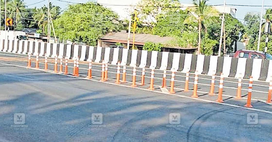 national-highway-issue മേലേ ചേളാരി ആലുങ്ങൽ റോഡ് ജംക്ഷനടുത്ത് എൻഎച്ച് 66ൽ കോഴിക്കോട് ദിശയിലേക്കുള്ള ട്രക്കുകളിൽ നിന്ന് സർവീസ് റോഡിലേക്കുള്ള എക്സിറ്റ് ട്രാഫിക് സുരക്ഷാ സ്റ്റിക്കുകൾ നാട്ടി നിരോധിച്ച് എൻട്രി മാത്രം നിലനിർത്തിയപ്പോൾ.