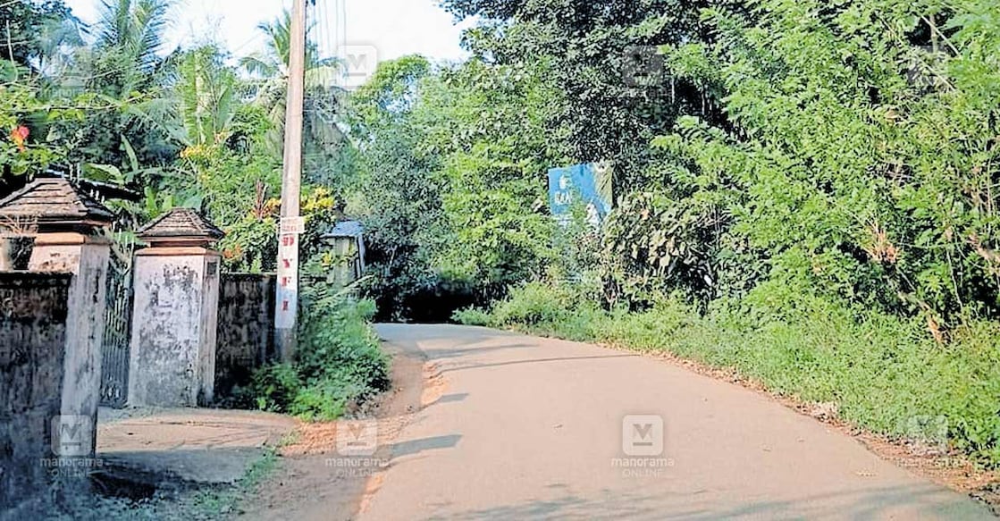 road-issue തീരദേശ ഫണ്ട് ഉപയോഗപ്പെടുത്തി ഹാർബർ എൻജിനീയറിങ് വകുപ്പ് നവീകരിച്ച റോഡ്. നിർമാണം നടക്കുന്നതിനു മുൻപുള്ള ചിത്രം. ഈ റോഡിലാണ് വെട്ടിപ്പ് നടത്തിയിരിക്കുന്നത്.