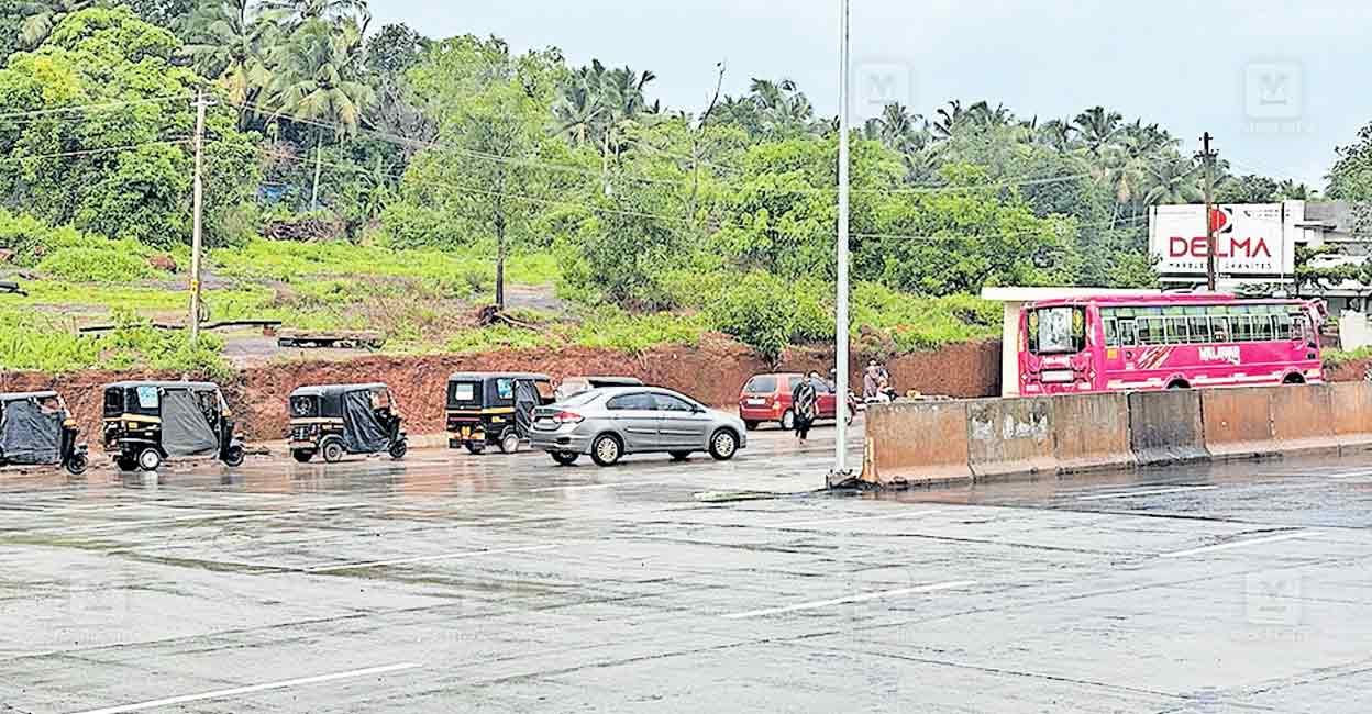 വെട്ടിച്ചിറ ടോൾ പ്ലാസ; ബസ് കാത്തിരിപ്പുകേന്ദ്രം വേണമെന്ന് നാട്ടുകാർ