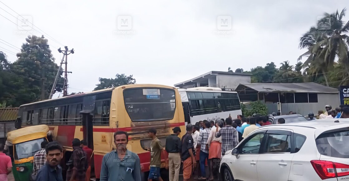 edappal-ksrtc-tourist-bus-collision edappal-ksrtc-tourist-bus-collision