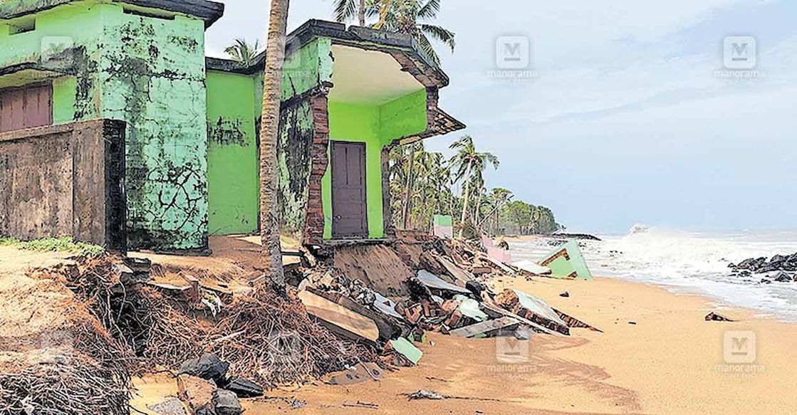 palapetty-rain-damage പാലപ്പെട്ടി അജ്മേർ നഗറിലെ അജ്മേർ പള്ളി കടലാക്രമണത്തിൽ തകർന്ന നിലയിൽ.