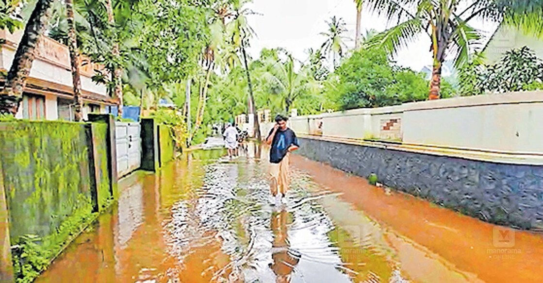 അഴുക്കുചാൽ നിർമാണത്തിലെ അപാകത; മാലിന്യത്തോടായി റോഡ് | Tirur | Thalakkad ...
