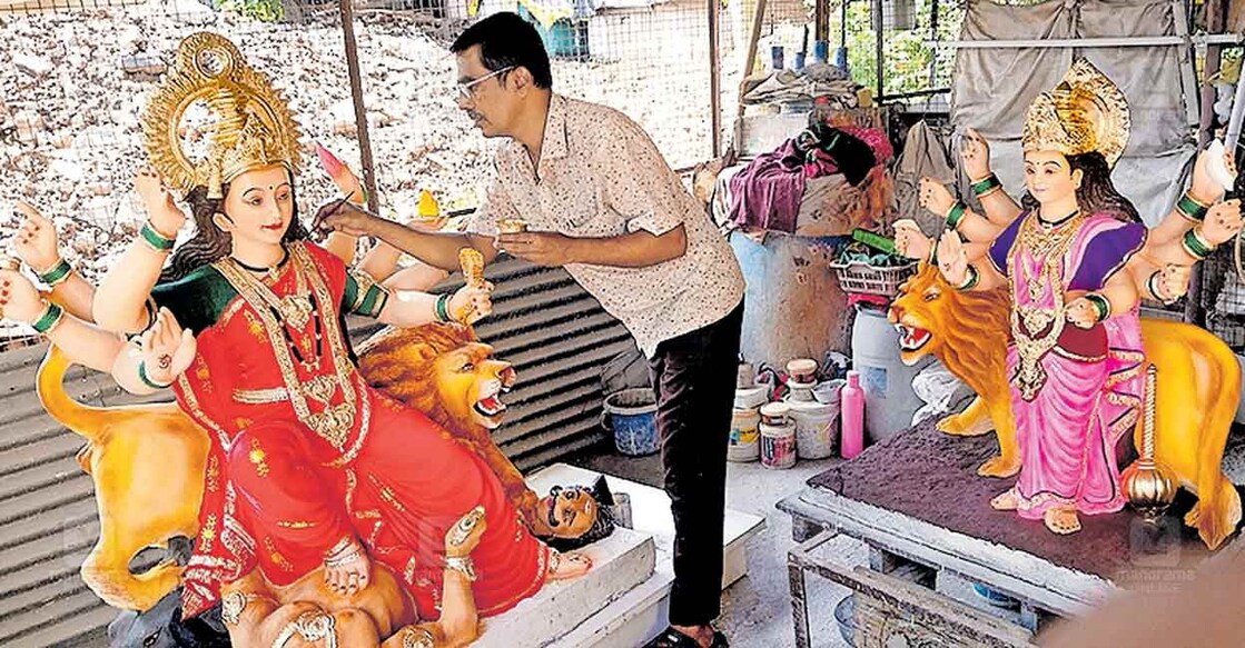നവരാത്രി പന്തലുകളിൽ പ്രതിഷ്ഠിക്കാനുള്ള ദുർഗാ വിഗ്രഹത്തിന്റെ അവസാന മിനുക്കുപണിയിൽ മുഴുകിയ ശിൽപി.