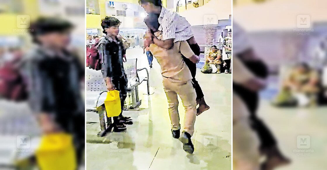പരുക്കേറ്റയാളെ ആർപിഎഫ് ഉദ്യോഗസ്ഥൻ ചുമലിൽ എടുത്തുകൊണ്ടുപോകുന്നു.
