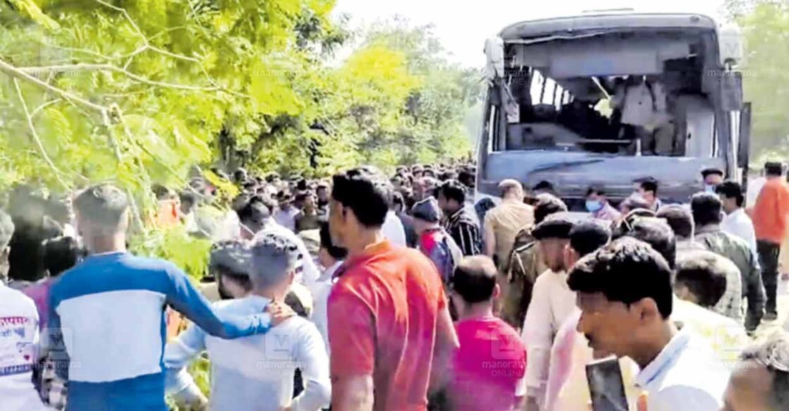 ഗോണ്ടിയയിൽ അപകടത്തിൽപെട്ട എംഎസ്ആർടിസിയുടെ ശിവ്നേരി ബസ് .