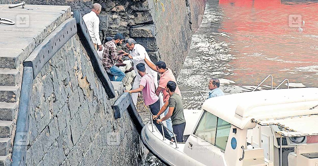 രക്ഷപ്പെടുത്തിയവരെ കരയിലെത്തിക്കുന്നു. ചിത്രങ്ങൾ: പിടിഐ