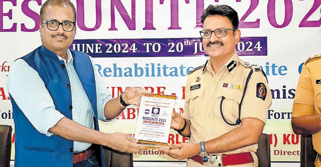 scheme-to-protect-the-destitute-on-the-streets മഴയെത്തും മുൻപേ പദ്ധതിയുടെ താനെ–കല്യാൺ മേഖലയിലെ ഉദ്ഘാടനച്ചടങ്ങിൽ ന്യൂനപക്ഷ കമ്മിഷൻ മുൻ ഉപാധ്യക്ഷൻ ഏബ്രഹാം മത്തായി, താനെ ജോയിന്റ് പൊലീസ് കമ്മിഷണർ ജ്ഞാനേശ്വർ ചവാൻ എന്നിവർ.