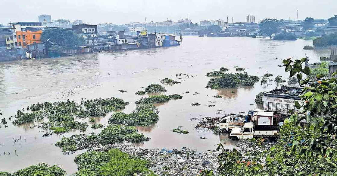 ദിവസങ്ങളായുള്ള കനത്ത മഴയെത്തുടർന്ന് വെള്ളപ്പൊക്കം നേരിടുന്ന താനെയിലെ പ്രദേശങ്ങളിലൊന്ന്. ചിത്രം: പിടിഐ