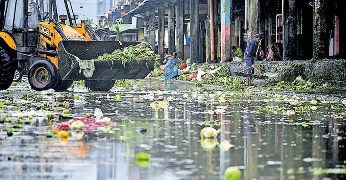 കനത്ത മഴയെത്തുടർന്ന് നശിച്ചുപോയ പച്ചക്കറികൾ നവിമുംബൈയിലെ മാർക്കറ്റിൽ നിന്നു നീക്കം ചെയ്യുന്നു. ചിത്രം: പിടിഐ