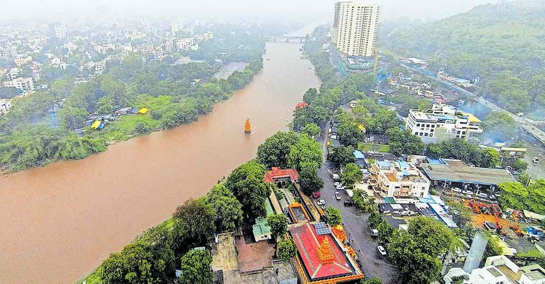 കണ്ണീരിലാഴ്ത്തി കരകവിഞ്ഞ്... പുണെയിൽ മഴ കനത്തതിനെ തുടർന്ന് നിറഞ്ഞൊഴുകുന്ന മുത്ത നദി. സിൻഘഡ് മേഖലയിൽ നിന്നുള്ള ദൃശ്യം. ചിത്രം: പിടിഐ