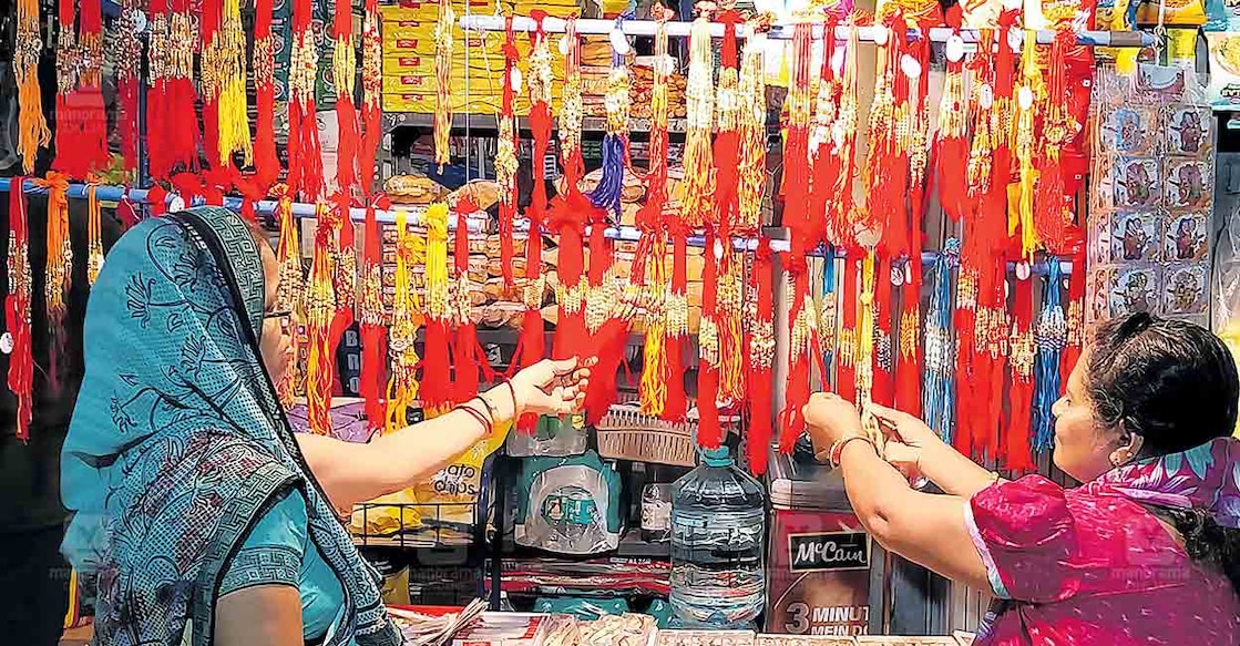raksha രക്ഷാബന്ധനോട് അനുബന്ധിച്ച് ഭായന്ദർ ഇൗസ്റ്റിലെ കടയിൽ വിൽപനയ്ക്ക് വച്ചിരിക്കുന്ന രാഖികൾ.