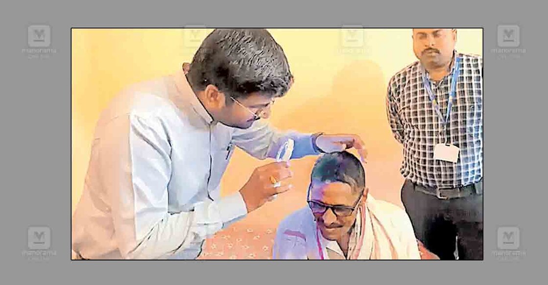 മുടികൊഴിഞ്ഞ ആളെ പരിശോധിക്കുന്ന 
ആരോഗ്യപ്രവർത്തകർ.  
