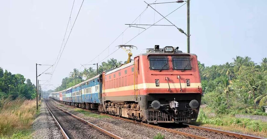 ഉറങ്ങുകയാണെന്നു കരുതി, യാത്രക്കാർ പരിശോധിച്ചപ്പോൾ യുവതി മരിച്ച നിലയിൽ; പല ട്രെയിനുകളും  വൈകി ഓടുന്നു