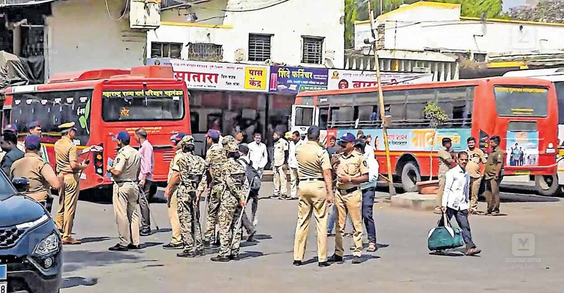 സ്വർഗേറ്റ് ബസ് സ്റ്റേഷനിൽ പൊലീസ് പരിശോധന നടത്തുന്നു.
