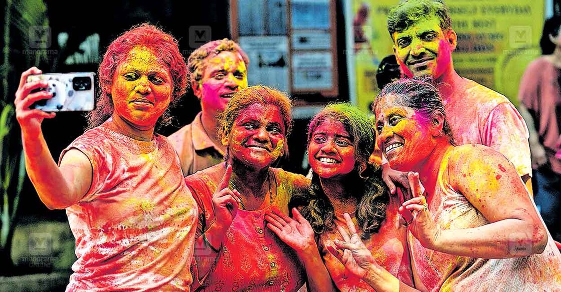 നിറചിരി: നിറം വാരിയണിഞ്ഞ് സെൽഫി പകർത്തുന്നവർ.   
