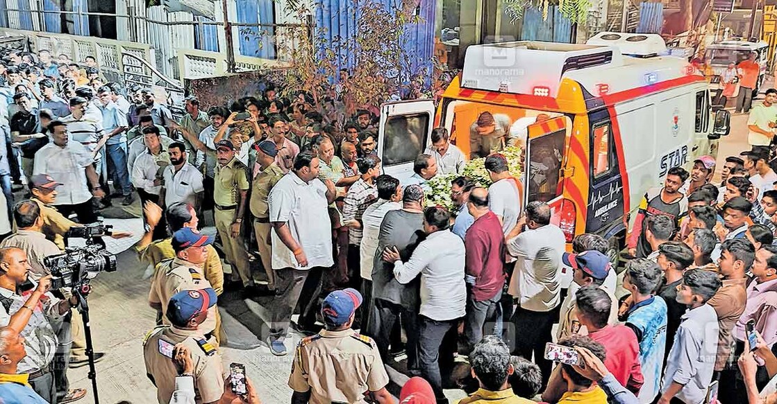 INDIA-KASHMIR/ATTACK ഭീകരാക്രമണത്തിൽ കൊല്ലപ്പെട്ട ഹേമന്ത് ജോഷിയുടെ മൃതദേഹം ഡോംബിവ്ലിയിൽ എത്തിച്ചപ്പോൾ. ചിത്രം: പിടിഐ