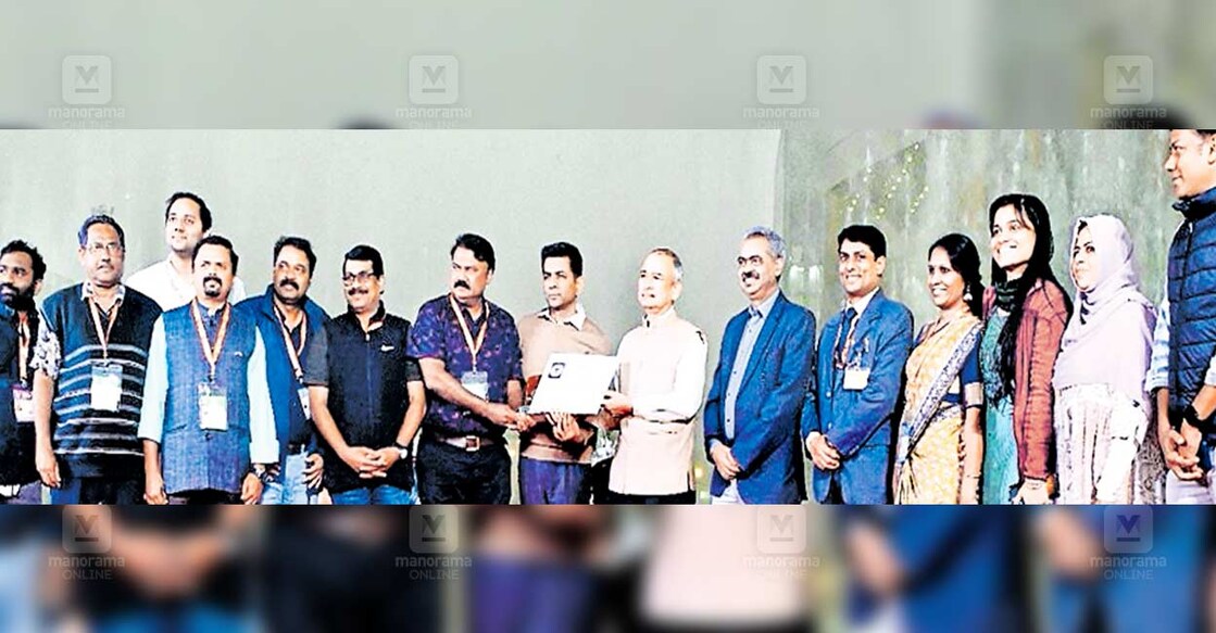 രാജ്യാന്തര വ്യാപാര മേളയിൽ സ്വച്ഛ പവലിയൻ വിഭാഗത്തിൽ രണ്ടാം സ്ഥാനം നേടിയ കേരളത്തിന്റെ പുരസ്കാരം ഐടിപിഒ ചെയർമാൻ പ്രദീപ് സിങ് ഖറോള, എക്സിക്യൂട്ടീവ് ഡയറക്ടർ പ്രേംജിത് ലാൽ എന്നിവരിൽ നിന്ന് ഇൻഫർമേഷൻ പബ്ലിക് റിലേഷൻസ് വകുപ്പ് അഡീഷനൽ ഡയറക്ടർ കെ.ജി. സന്തോഷ് ഏറ്റുവാങ്ങുന്നു. എസ്.ആർ. പ്രവീൺ, വി. ശ്യാം, സി.ടി ജോൺ, പി. സതികുമാർ, തുടങ്ങിയവർ സമീപം.  
