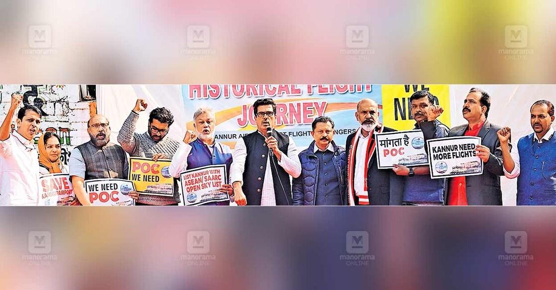 kannur-airport-point-of-call-protest കണ്ണൂർ വിമാനത്താവളത്തിലേക്കു വിദേശ വിമാനങ്ങൾക്കു സർവീസ് നടത്താനുള്ള അനുമതി ആവശ്യപ്പെട്ട് ‘ടീം ഹിസ്റ്റോറിക്കൽ ഫ്ലൈറ്റ് ജേണി’ ഡൽഹി ജന്തർ മന്തറിൽ നടത്തിയ ധർണ. ചിത്രം: മനോരമ