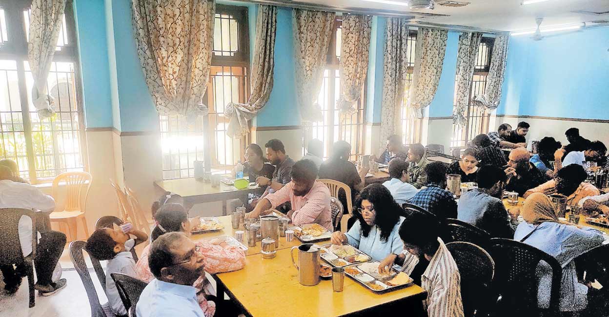 കേരള ഹൗസിലെ കന്റീനിൽ എസി പ്രവർത്തിക്കുന്നില്ല; സമൃദ്ധമാണ്, ചൂട്