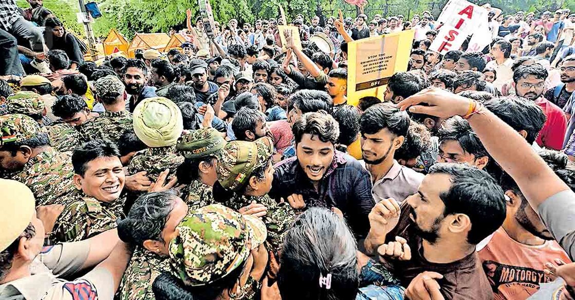 jnu-college-delhi പ്രത്യേക പ്രവേശന പരീക്ഷ പുനഃസ്ഥാപിക്കണമെന്നാവശ്യപ്പെട്ട് ജവാഹർലാൽ നെഹ്റു സർവകലാശാലയിലെ വിദ്യാർഥി യൂണിയൻ കേന്ദ്ര വിദ്യാഭ്യാസ മന്ത്രാലയത്തിലേക്ക് നടത്തിയ മാർച്ച് പൊലീസ് തടഞ്ഞപ്പോൾ. ചിത്രം: മനോരമ