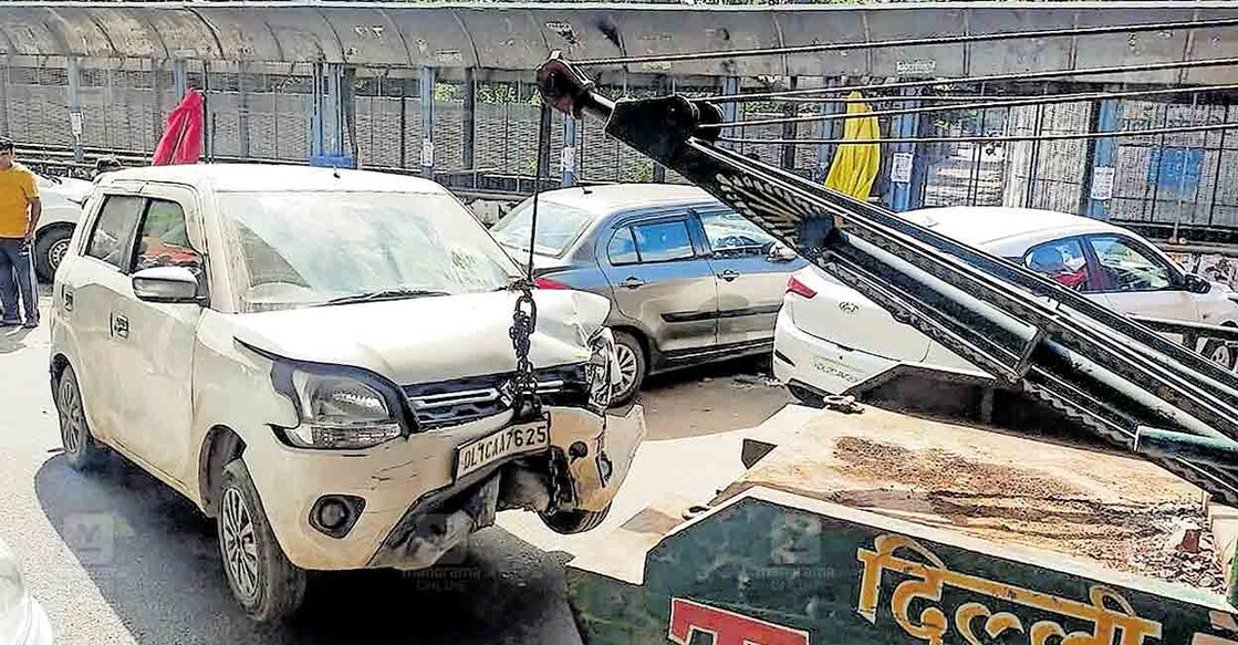 പൊലീസ് ഉദ്യോഗസ്ഥന്റെ മരണത്തിന് ഇടയാക്കിയ കാർ ഉയർത്തിമാറ്റുന്നു. ചിത്രം: പിടിഐ