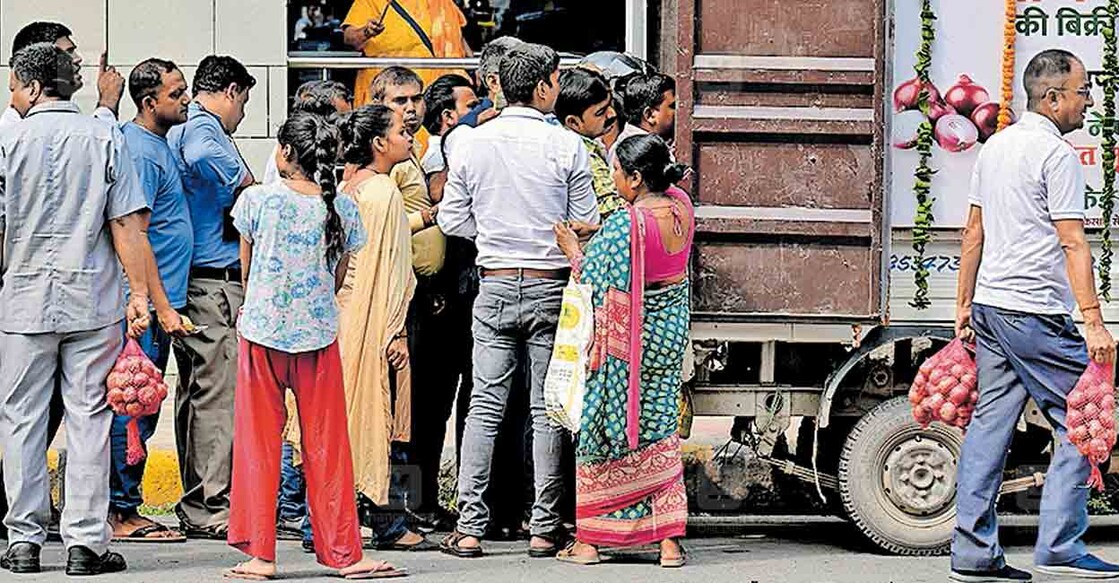 കൃഷി മന്ത്രാലയത്തിനു മുന്നിൽ സവാള വാങ്ങാൻ നിൽക്കുന്നവർ. ചിത്രം : മനോരമ