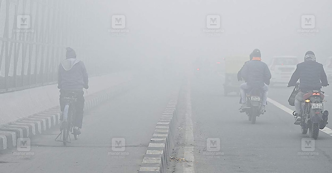 Delhi fog, Delhi air pollution, Delhi air quality, severe air pollution, flight delays Delhi, train delays Delhi, ദില്ലി മൂടൽമഞ്ഞ്, ദില്ലി വായു മലിനീകരണം, ദില്ലി വായു ഗുണനിലവാരം, ഗതാഗത തടസ്സം, റെയിൽ ഗതാഗതം, വിമാന ഗതാഗതം
