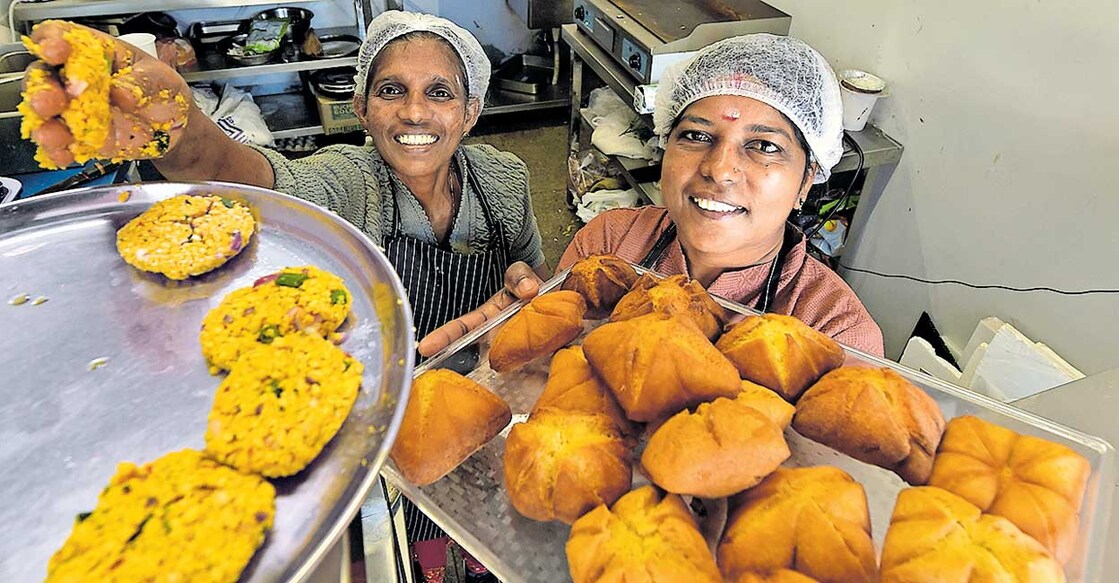 ഇന്ത്യാ ഗേറ്റിനു സമീപത്തെ കുടുംബശ്രീ കഫേയിൽ പലഹാരങ്ങൾ തയാറാക്കുന്ന ‌ജീവനക്കാർ. 

ചിത്രം : മനോരമ  
