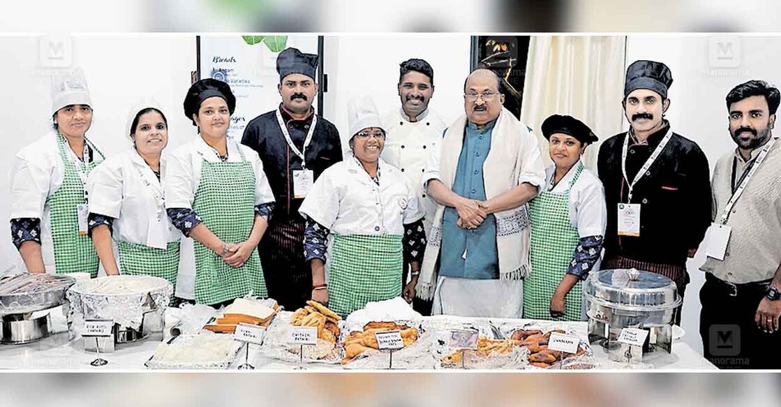 രാഷ്ട്രപതി ഭവനിലെ വിവിധ് കാ അമൃത് മഹോത്സവത്തിലെ കുടുംബശ്രീ സ്റ്റാൾ ഡൽഹിയിലെ കേരള സർക്കാരിന്റെ പ്രത്യേക പ്രതിനിധി പ്രഫ. കെ.വി.തോമസ് സന്ദർശിച്ചപ്പോൾ.  
