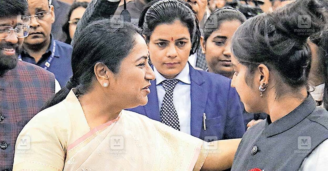 ഡൽഹിയിൽ എബിവിപി നടത്തിയ വിദ്യാർഥി പാർലമെന്റിനെത്തിയ മുഖ്യമന്ത്രി രേഖ 
ഗുപ്ത കുട്ടികളോട് സംസാരിക്കുന്നു. 