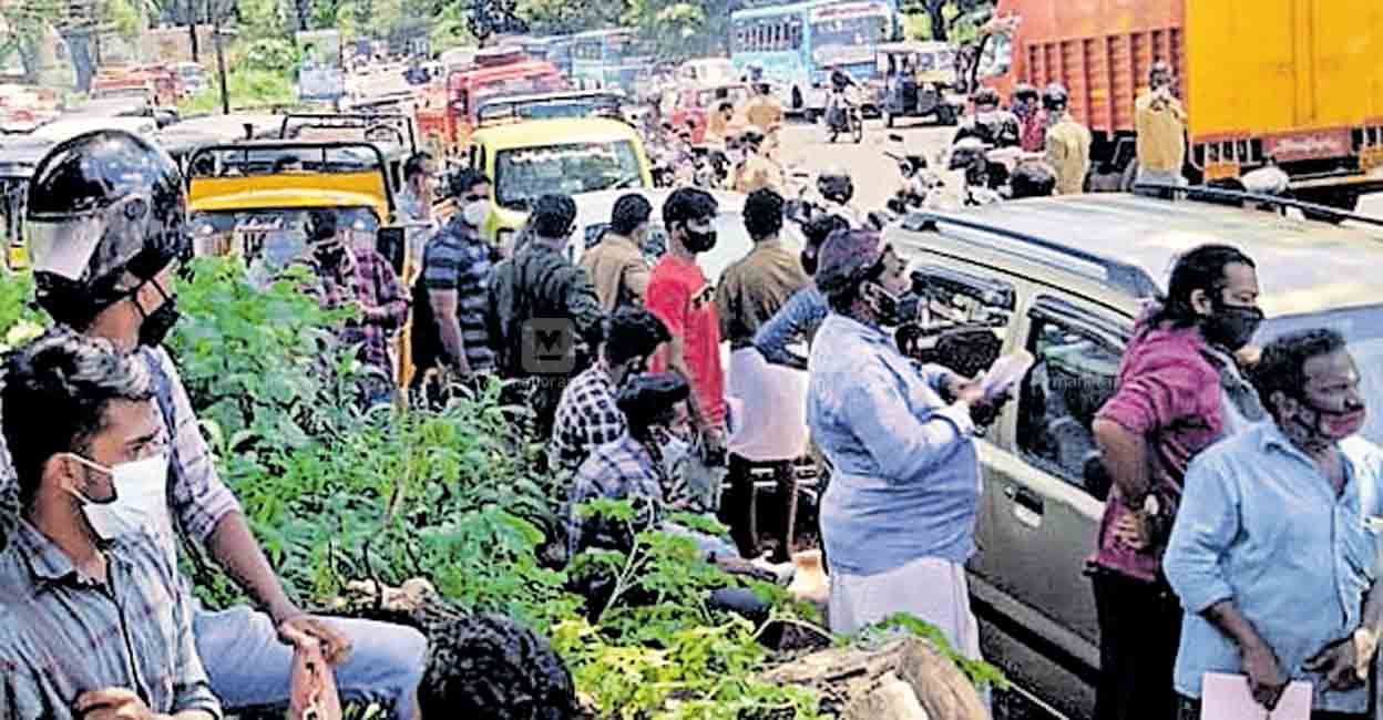 വാഹന രേഖ പുതുക്കൽ അവസാന ദിവസം വൻ ക്യൂ Kerala Motor Vehicle